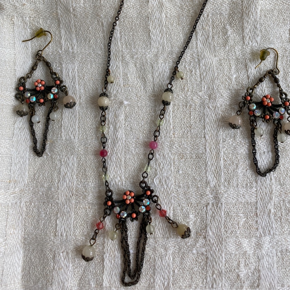 Unique necklace peach tone with matching earrings